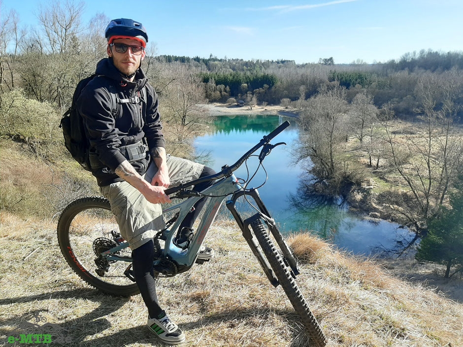 Entdecken Sie das Specialized Levo SL Comp Carbon, ein E-Bike für anspruchsvolle Geländefahrten. Perfekt für Abente