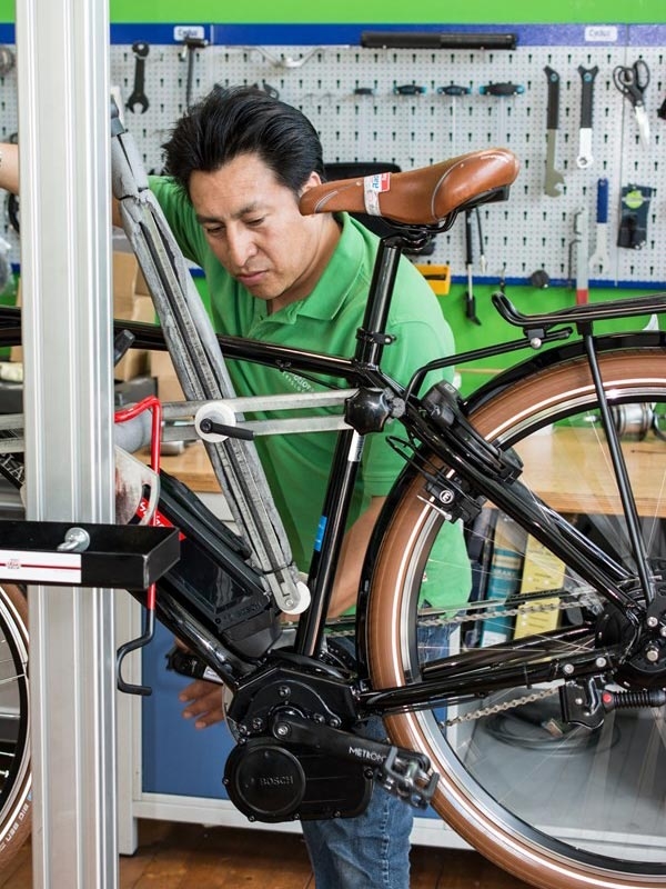 Professioneller E-Bike Service: Wartung eines E-Bikes mit Bosch Antrieb für optimale Leistung. Entdecken Sie unsere