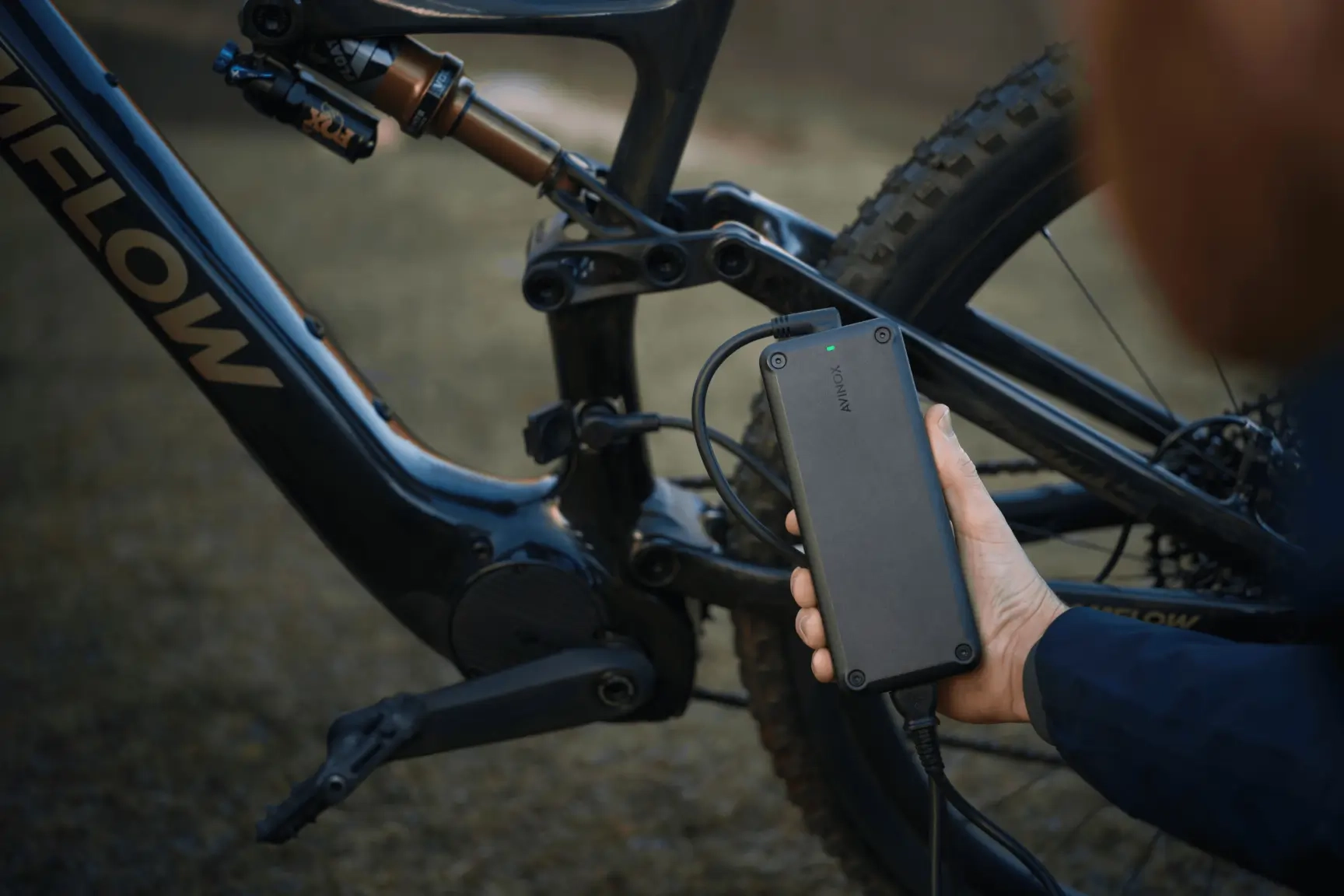 Robustes Ladegerät von Aryzon für E-Bikes. Ideal für den Einsatz unterwegs, um Ihr E-Bike jederzeit startklar zu ha