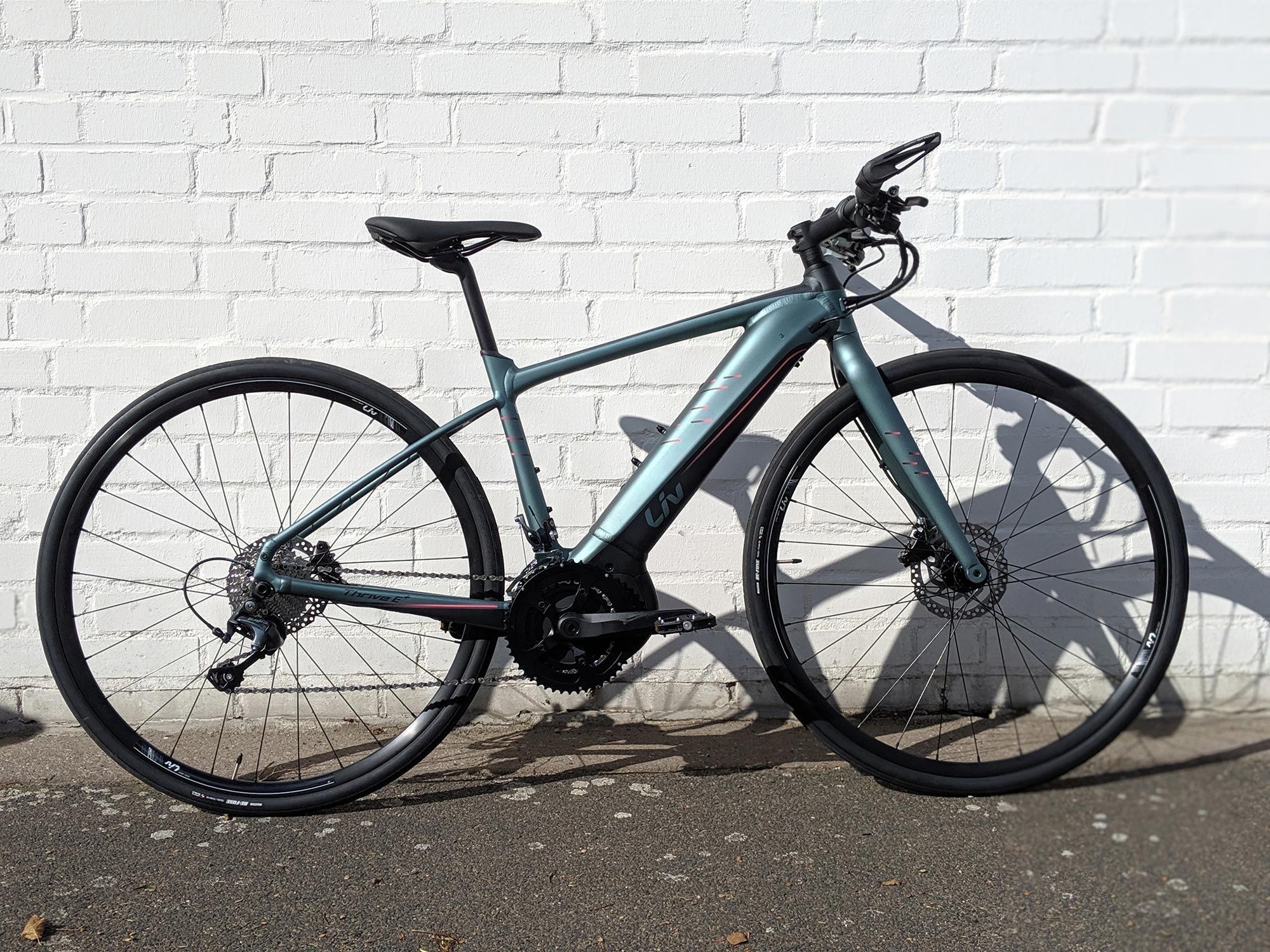 Modernes E-Bike in elegantem Design vor weißer Wand
