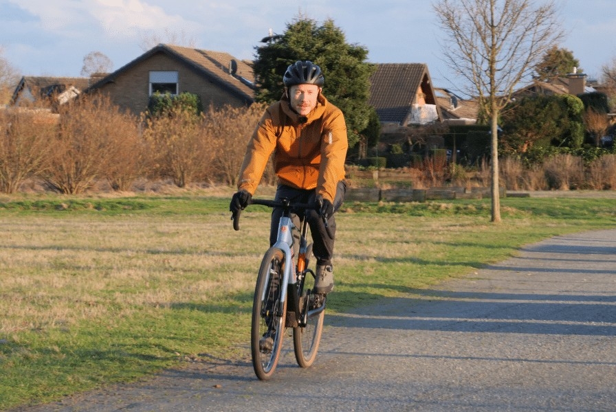 Mann fährt mit einem Mondraker Dusty RR ED1