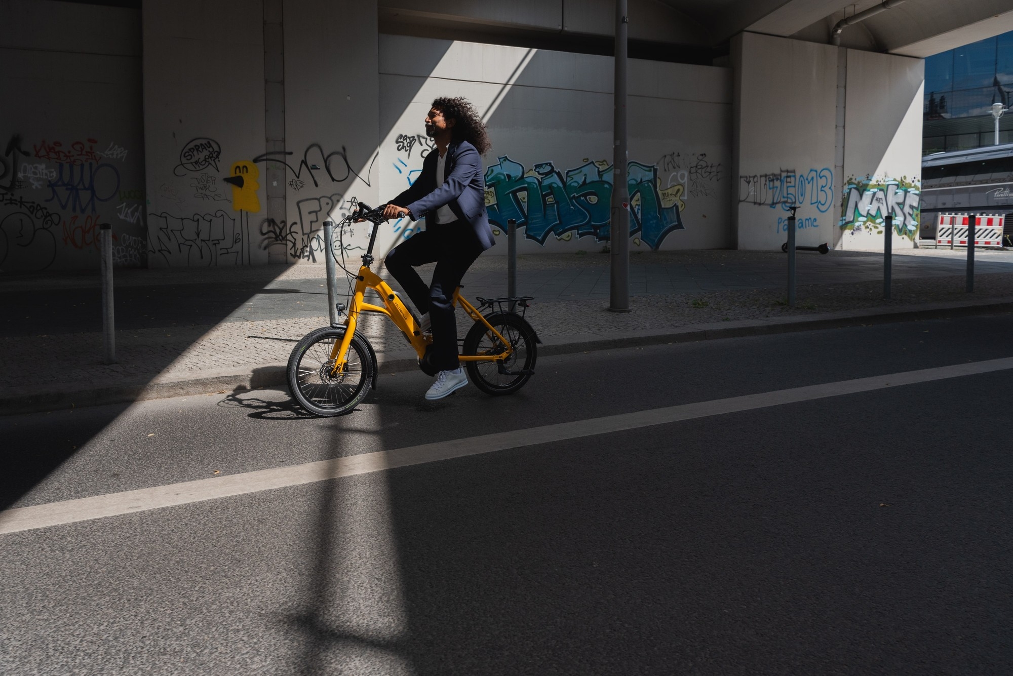 Ein junger Mann ist auf einem Velo de Ville City e-Bike in der Stadt unterwegs.