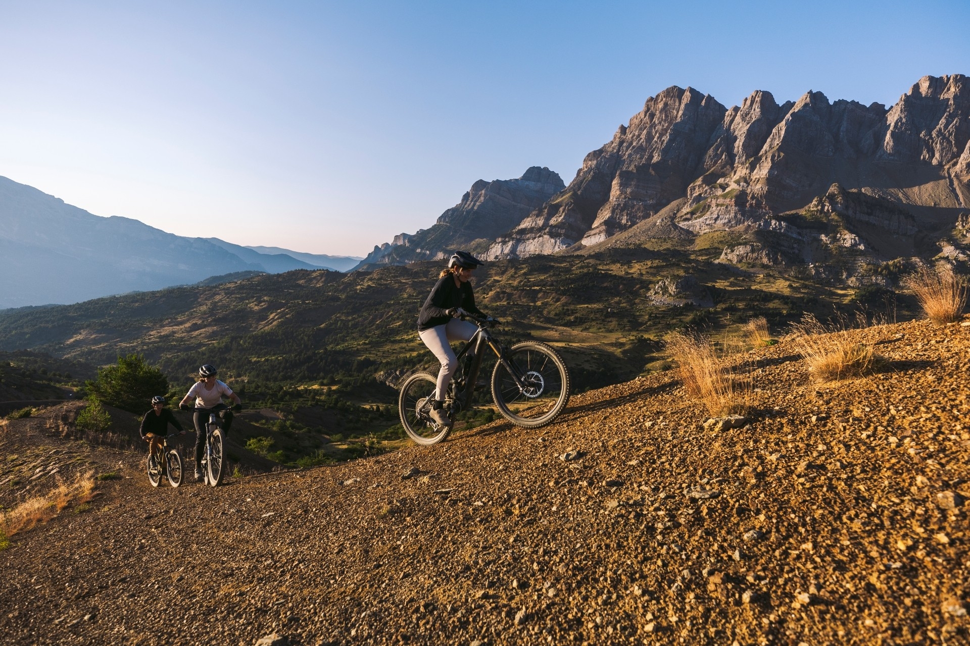 Das Bild zeigt ein Kenevo SL von Specialized in den Bergen