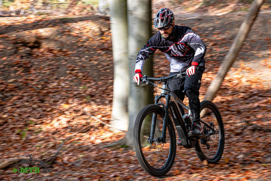 Erlebe grenzenlosen Fahrspaß mit dem Giant Trance X E-Mountainbike. Perfekt für Abenteuer im Gelände.