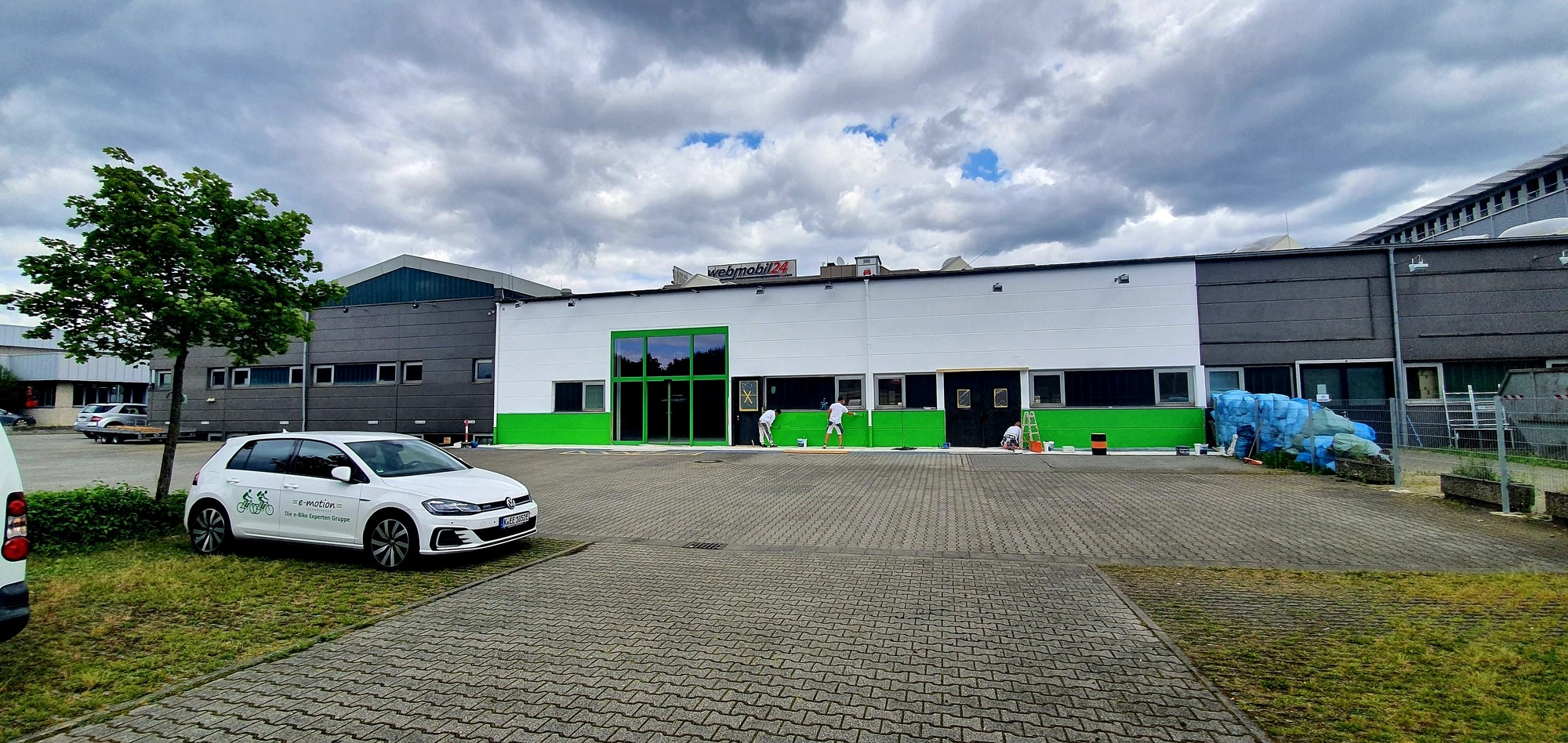 Das Bild zeigt die Fassade eines Geschäfts in der Berner Straße, das  für den Verkauf von E-Bikes bestimmt ist.