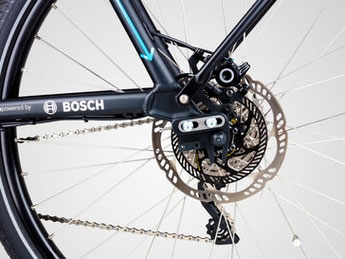 Hochwertige Bosch Sensoren an E-Bike-Rädern überwachen präzise die Fahrgeschwindigkeit für optimale Kontrolle und S