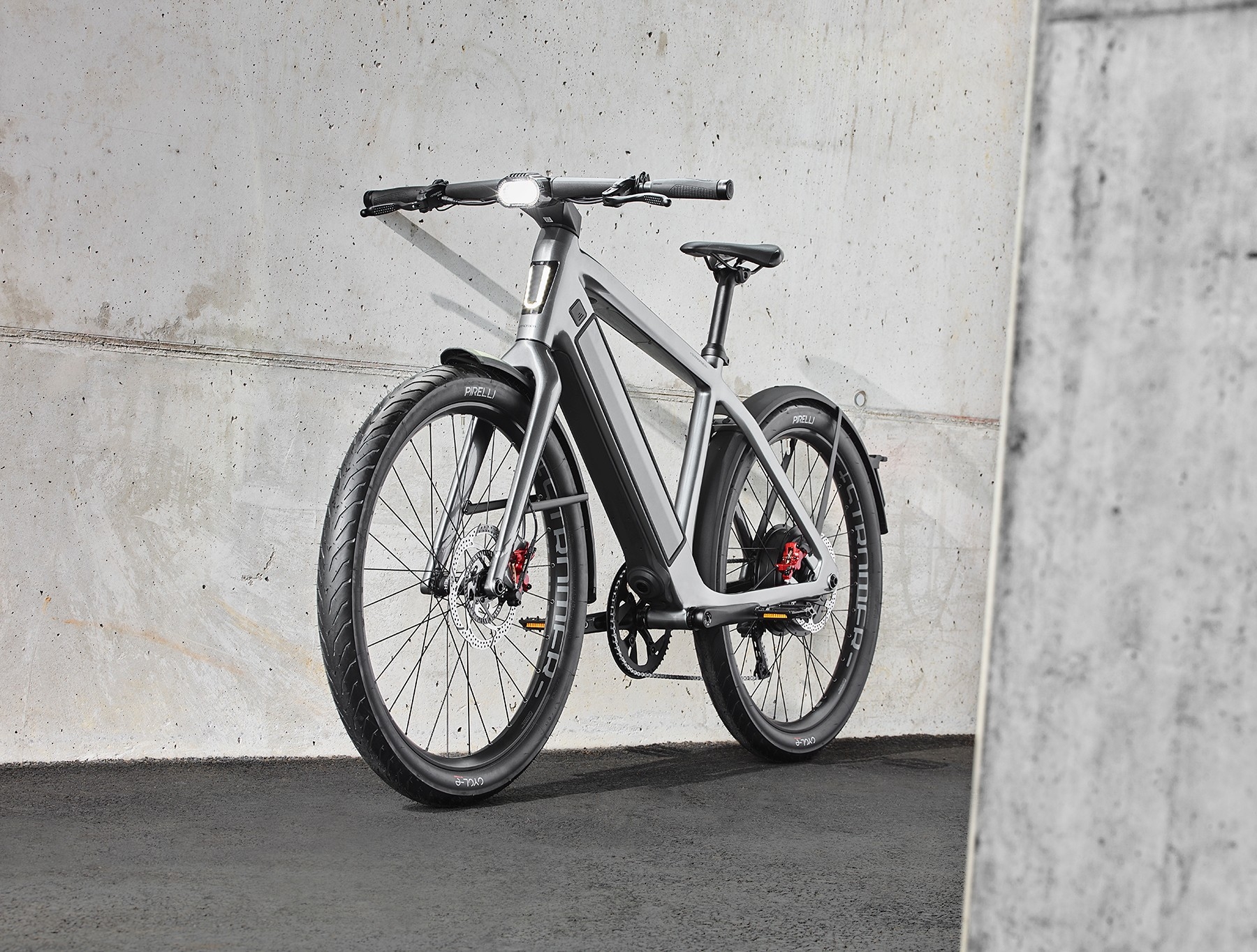 Das Bild zeigt das Stromer ST5 E-Bike, das in einem minimalistischen, modernen Stil präsentiert wird.