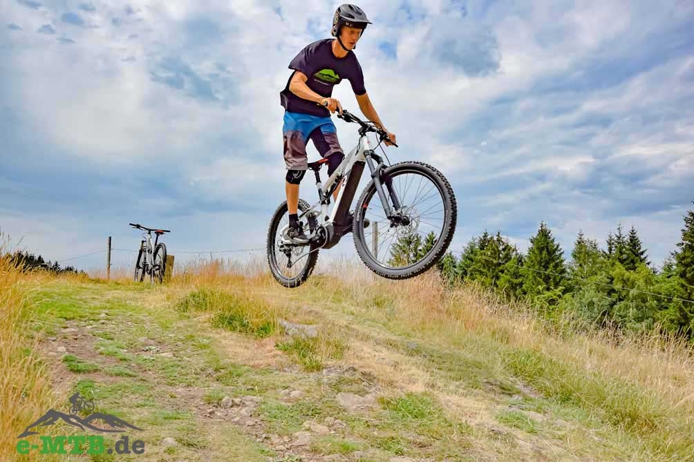 Entdecken Sie das aufregende TrailRay 18 E-Mountainbike in Aktion auf einer malerischen Offroad-Strecke.