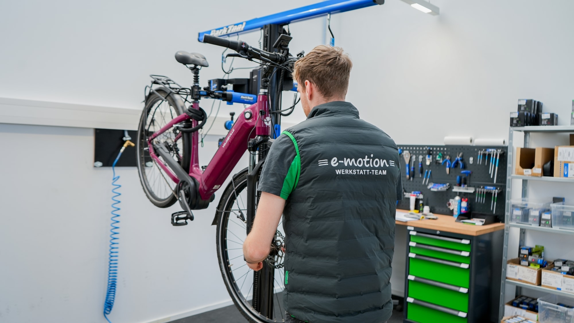 Erlebe professionellen E-Bike-Service von E-Motion. Wartung und Reparatur durch erfahrenes Werkstatt-Team.