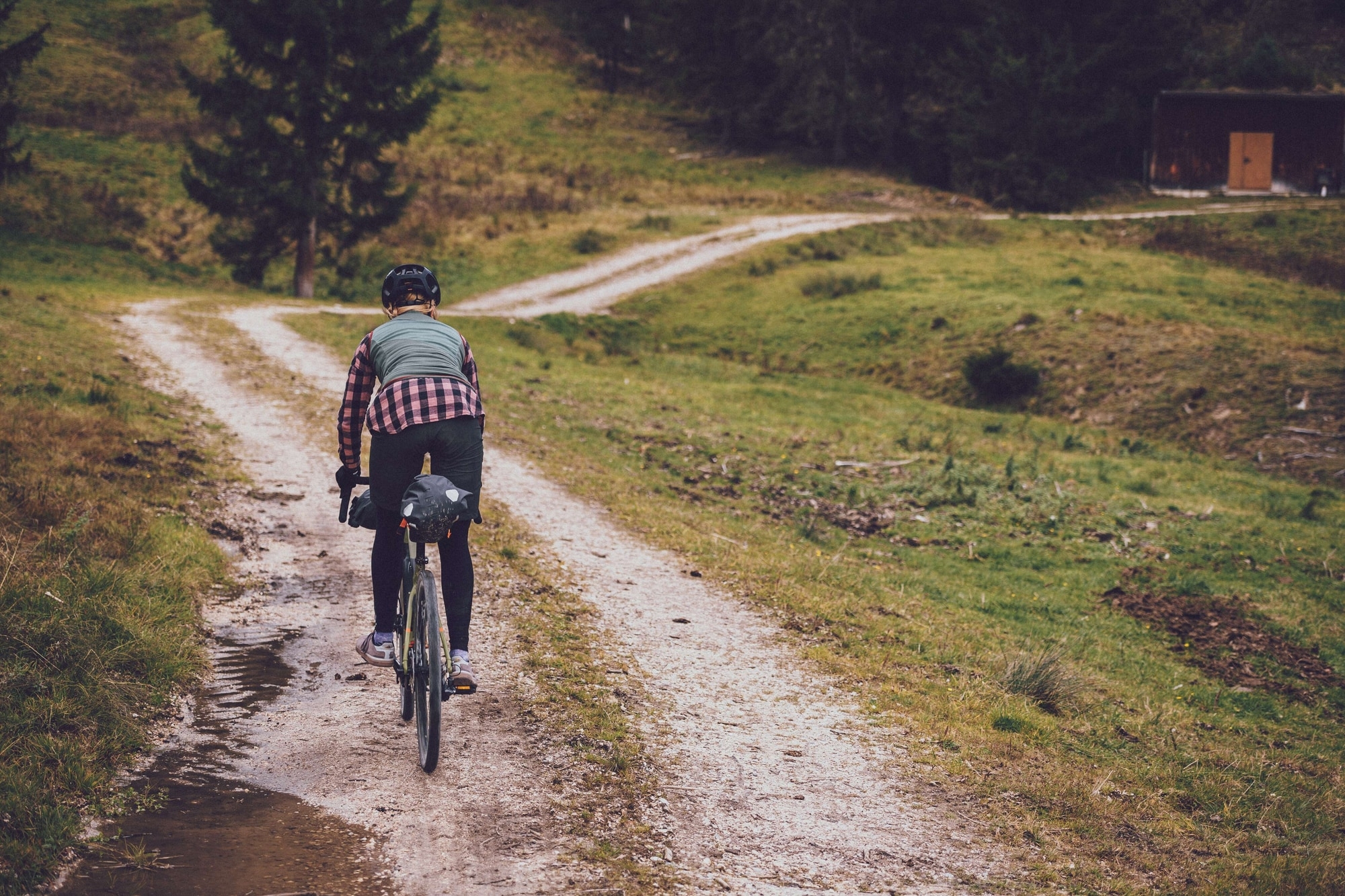 Erlebe Freiheit mit dem Husqvarna Gran Gravel 6 auf einem aufregenden Outdoor-Abenteuer. Ideal für alle, die die Na